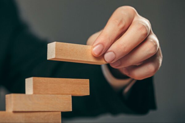 A hand with little wooden blocks