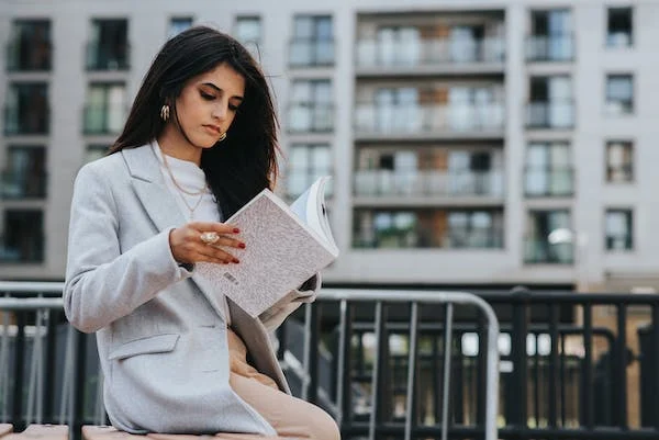 Woman who is reading a book